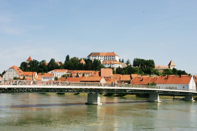 Jamčim vam, da bi za vsako izmed starih stavb, vključno s ptujskim gradom, z nekaj truda lahko dobili najmanj eno statično mnenje, da gre za neustrezno gradnjo. FOTO: Igor Modic