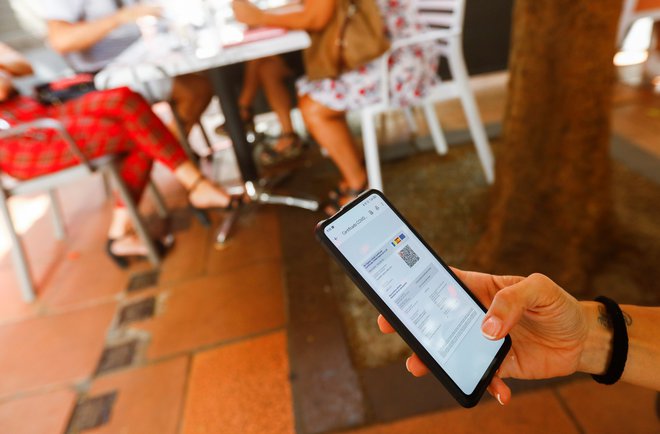 Digitalna potrdila bodo pri nas še naprej le na papriju in neberljiva z aplikacijo. FOTO: Borja Suarez/Reuters