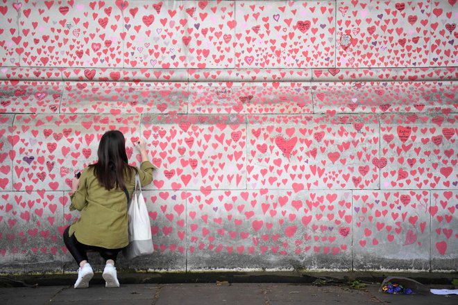 Južni breg Temze se je že pred časom spremenil v spominsko obeležje za vsemi britanskimi žrtvami covida-19. Foto: Daniel Leal-olivas/Afp