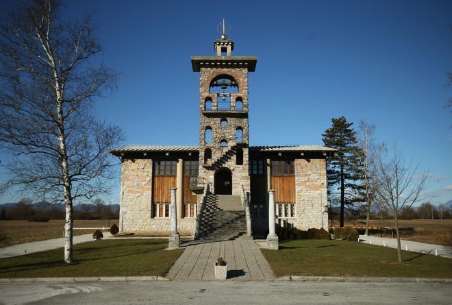 Poleg cerkve sv. Mihaela v Črni vasi (na fotografiji) so na Unescov seznam od včeraj vpisane tudi te Plečnikove stvaritve v Ljubljani: nabrežje Ljubljanice z mostovi od Trnovskega pristana do Zapornic in Trnovski most, Vegova ulica z Narodno in univerzitetno knjižnico, Kongresnim trgom in parkom Zvezda, Rimski zid, Žale in cerkev sv. Frančiška Asiškega v Šiški. FOTO: Jure Eržen