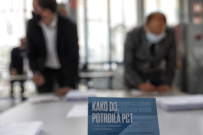 Če so podatki o izpolnjevanju statusa PCT nujni, je prav, da delavci upoštevajo navodila in podatke posredujejo. FOTO: Blaž Samec/DELO