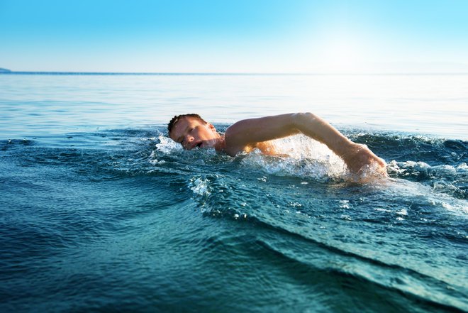 Plavalni trening HIIT je lahko videti kot dve dolžini bazena, ki jih preplavamo z največjo zmogljivostjo, pri kateri lahko vztrajamo, čemur sledi ena dolžina okrevanja, ne glede na to, koliko ponovitev menite, da ste sposobni odplavati.&nbsp;FOTO: Shutterstock