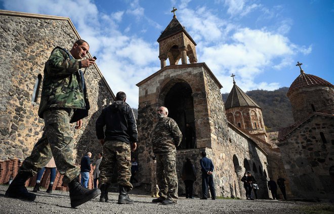 V zadnjih dveh tednih je obstreljevanje na armensko-azerbajdžanski meji spet postalo del vsakdanjika. FOTO: Aleksander Nemenov/AFP