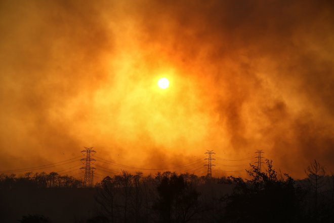 Umrli so trije ljudje, tudi 82-letnik, ki je živel sam. 122 pa jih je bilo poškodovanih. FOTO: Kaan Soyturk/Reuters