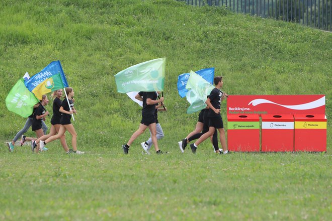 V olimpijskem letu je Coca-Cola v Sloveniji v sodelovanju z OKS &ndash; ZŠZ zasnovala okoljevarstveno-ozaveščevalno pobudo &raquo;Recikliraj me. Podari mi novo življenje.&laquo; FOTO: OKS &ndash; ZŠZ