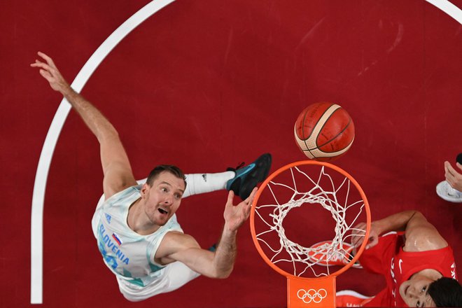 Zoran Dragić (levo) se je med tekmo z Japonsko močno približal svojemu reprezentančnemu rekordu. FOTO: Aris Messinis/AFP