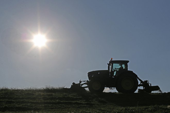 Shema državne pomoči bo namenjena za blaženje likvidnostnih težav in odpravo dela izgub zaradi epidemije novega koronavirusa. FOTO: Tomi Lombar/Delo