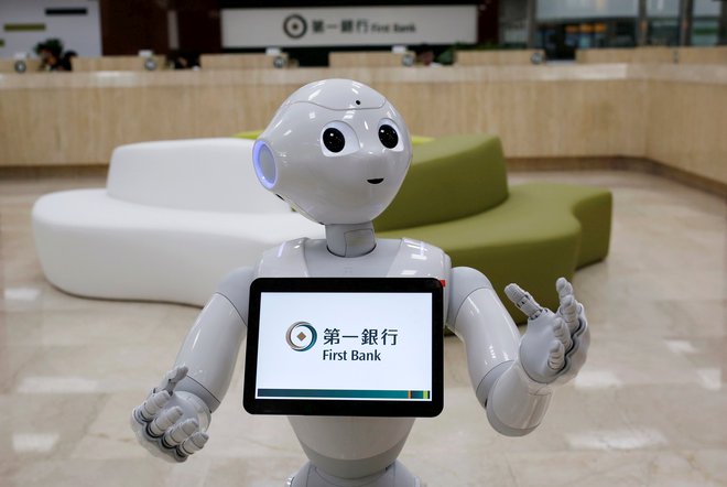 Pepper, 122 centimetrov visok in 28 kilogramov težek robot, ki ga je skupina SoftBank Group z veliko pompa predstavila leta 2014, ciljnih strank ni prepričal. FOTO: Tyrone Siu/Reuters