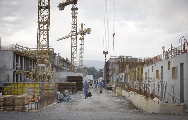 Delavci ljubljanske družbe VG5 pospešeno gradijo stanovanjsko naselje Rakova jelša 2, vrednost investicije je ocenjena na 18,6 milijona evrov (z DDV). FOTO: Jože Suhadolnik/Delo