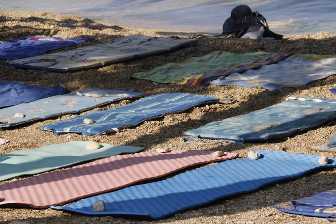 Brisače, ki lepo razstavljene na plaži čakajo svoje lastnike.<br />
Foto Ivo Ravlic / Cropix Cropix