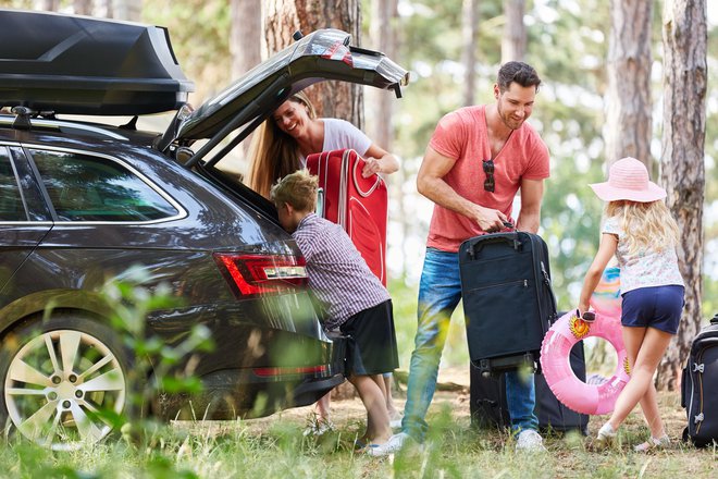 Pri nalaganju počitniške prtljage se držite pravila, da težji predmeti sodijo na dno prtljažnega prostora. FOTO: Shutterstock