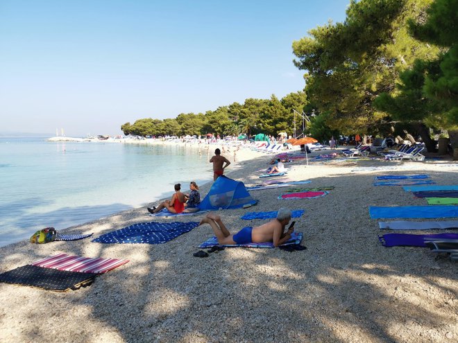 Plaže so prazne in vendar rezervirane, kajti nekdo je še pred zoro poskrbel za svoj prostor pod hrvaškim soncem.<br />
Foto Jutarnji list