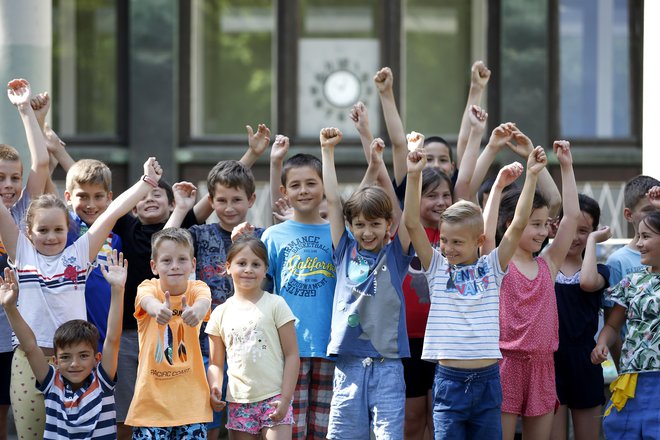 Skupinska fotografija ob zaključku pouka na osnovni šoli dr. Vita Kraigherja v Ljubljani. Kaj jih čaka v novem šolskem letu? FOTO: Matej Družnik/Delo