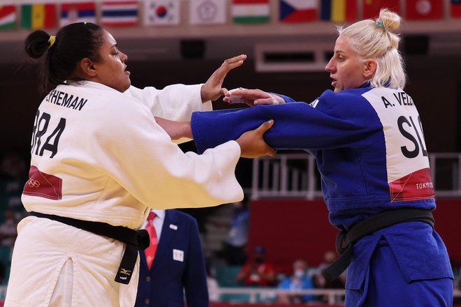 Ana Velenšek proti Braziki Marii Suelen Altheman ni prišla do želenega prijema. FOTO: Jack Guez/AFP