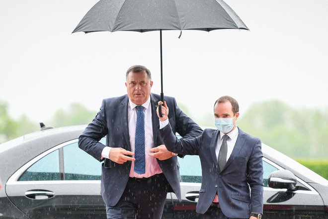 Milorad Dodik, srbski član predsedstva BiH, se je maja udeležil srečanja na vrhu procesa Brdo-Brioni na Brdu pri Kranju, kjer so med drugim najostreje zavrnili zamisli o spreminjanju meja na Balkanu. FOTO: Jure Makovec/AFP