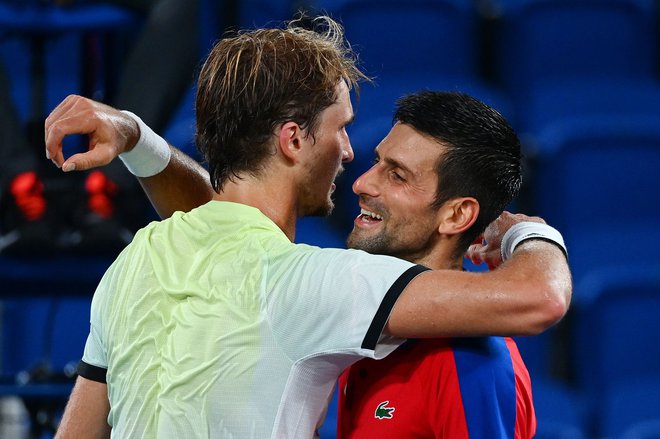 Novak Đoković (desno) je moral priznati premoč Alexandru Zverevu. FOTO: Vincenzo Pinto/AFP