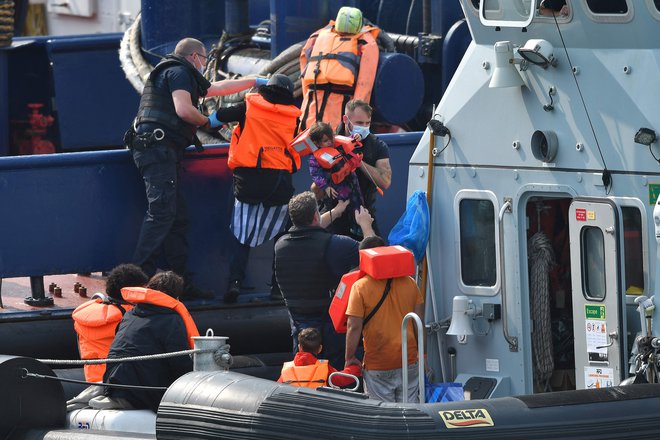 Na britansko obalo je do sredine letošnjega leta prispelo že več nezakonitih migrantov kot v vseh dvanajstih mesecih prejšnjega leta in petkrat toliko kakor leta 2019. Foto: Ben Stansall/AFP