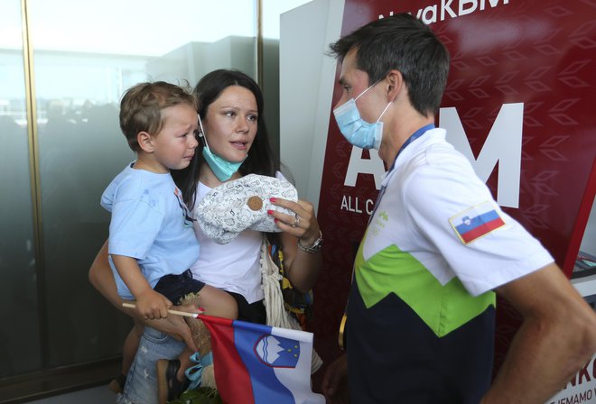 Družinica na brniškem letališču ob Primoževi vrnitvi iz Tokia. FOTO: Jože Suhadolnik