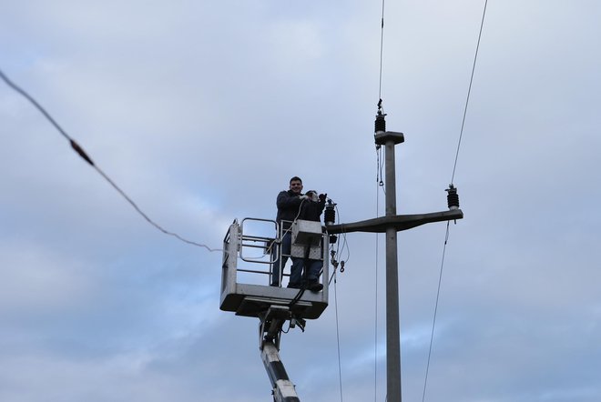 Vzdrževalna dela na elektriki bodo prizadela številne turistične delavce.&nbsp;FOTO: Jože Suhadolnik/Delo