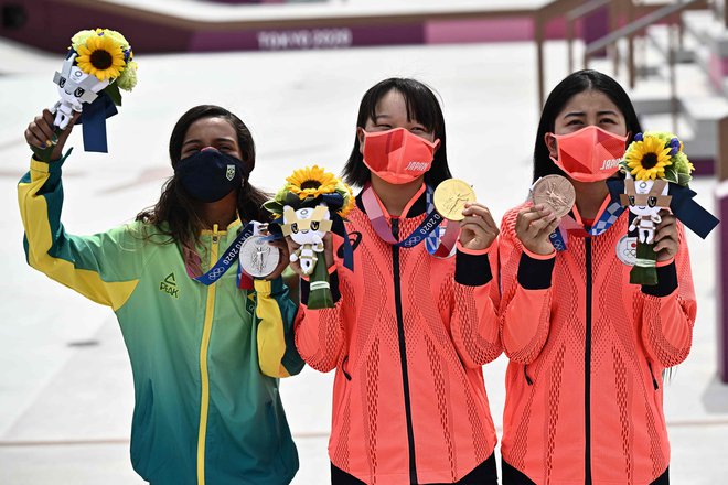 Po tekmovanju je ob <strong>Mimidži Nišiji </strong>na eni strani stala dobitnica srebrne medalje, prav tako 13-letna Brazilka <strong>Rayssa Leal</strong>, na drugi strani pa samo tri leta starejša Japonka <strong>Funa Nakajama</strong>. To je bil najmlajši zmagovalni oder v zgodovini olimpijskih iger. FOTO:&nbsp;Jeff Pachoud/AFP