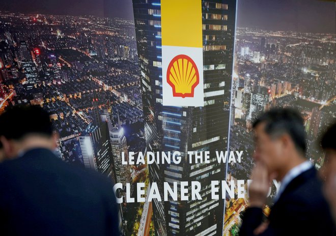 Shell je po objavi dobrega poslovnega izida objavil povišanje dividend in odkupe lastnih delnic, kar je na dan objave podražilo delnico za tri odstotke. FOTO: Toru Hanai/Reuters