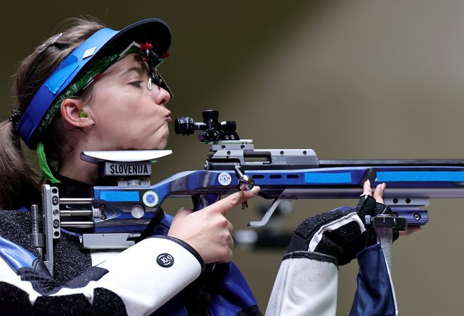 Živa Dvoršak med svojim strelskim nastopom. FOTO: Ann Wang/Reuters