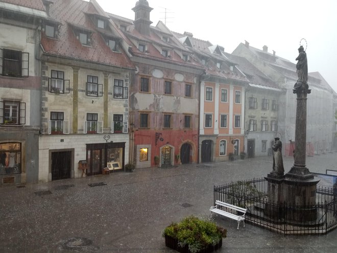 Toča je to dopoldne že klestila po Škofji Loki. FOTO: Vojko Urbančič