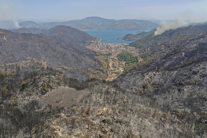 Fotografija, posneta z dronom, prikazuje požgano gozdno pokrajino blizu letoviškega mesta Marmara. FOTO: Umit Bektas/Reuters