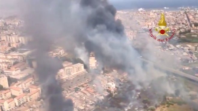 Zajem zaslona, na katerem posnetek prikazuje požar, ki je izbruhnil v Catanii. FOTO: Vigili Del Fuoco prek Reuters