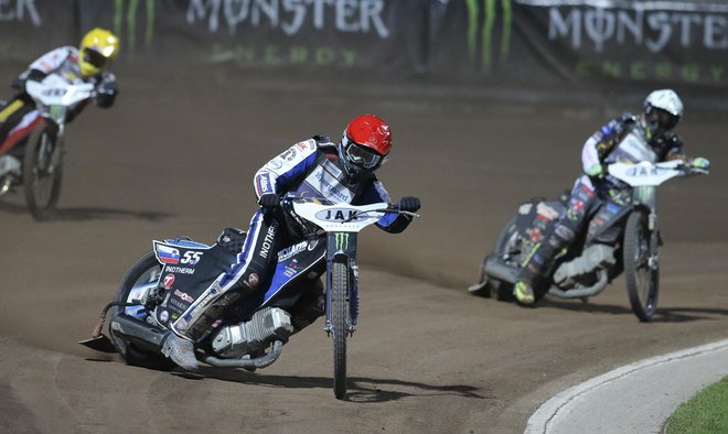 Matej Žagar (z rdečo čelado) ni blestel v Vroclavu. FOTO: Jože Suhadolnik/Delo