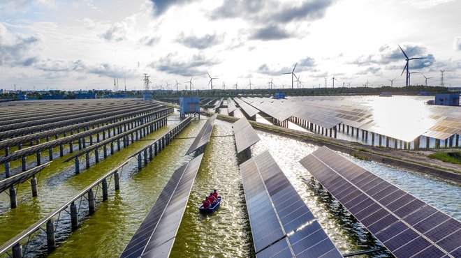 Kitajska stavi na sončno energijo. Prizor je iz &raquo;plavajoče&laquo; solarne elektrarne na ribniku v vzhodni provinci Džiangsu. FOTO: AFP