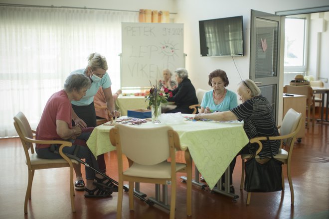 Razpis ni namenjen povečevanju kapacitet v domovih za starejše, slediti moramo načelom deinstitucionalizacije, pojasnjujejo na ministrstvu za delo. FOTO: Jure Eržen/Delo