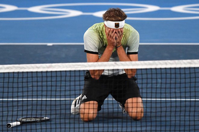 Alexander Zverev ni mogel verjeti, da mu je uspel veliki met. FOTO: Tiziana Fabi/AFP