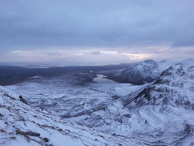 Rok Nežič v prostem času najraje raziskuje hribe. Pogled z gore Errigal, najvišjega vrha grofije Donegal (751 m). FOTO: Rok Nežič