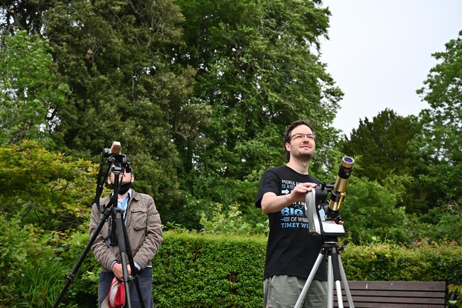 Opazovanje delnega sončnega mrka, 10. junij 2021. FOTO: Matthew Mcmahon/Observatorij in Planetarij Armagh