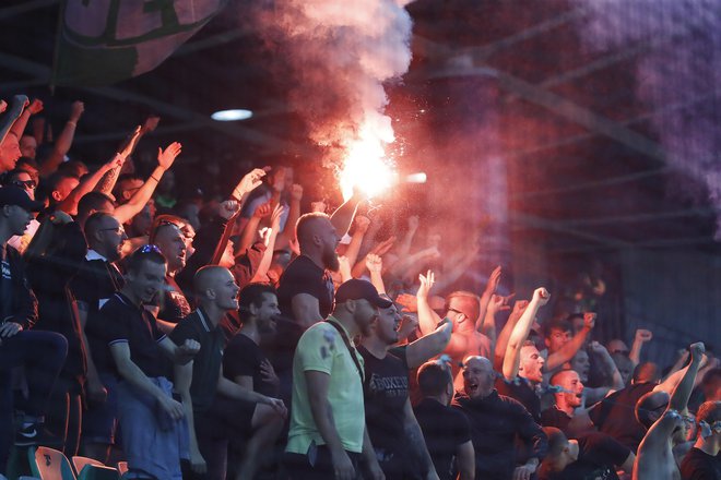 Derbi si je ogledalo lepo število gledalcev za to obdobje sezone.
FOTO: Leon Vidic/Delo
