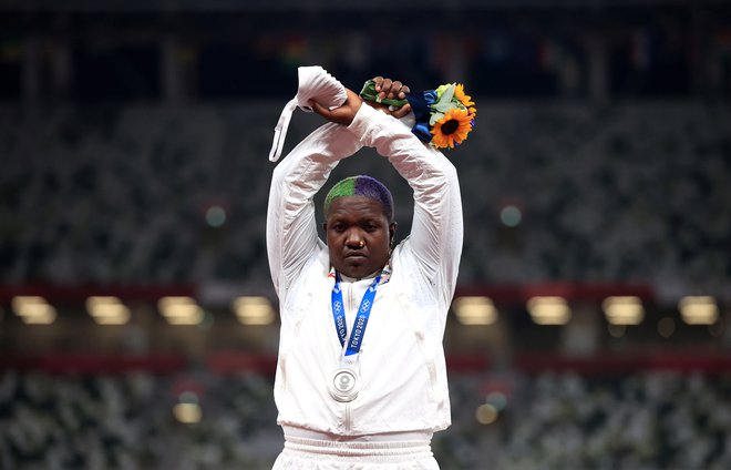 Raven Saunders (na fotografiji) med podelitvijo v Tokiu. FOTO: Hannah Mckay/Reuters