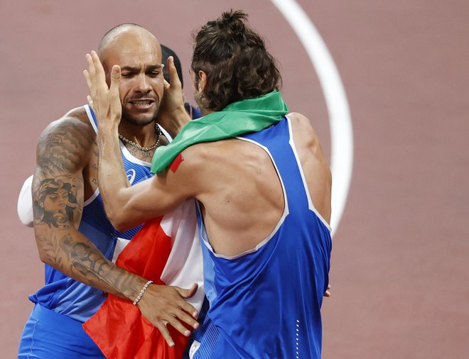 V dobrih desetih minutah sta Tamberi (desno) in Jacobs spisala italijansko športno zgodovino. FOTO: Phil Noble/Reuters
