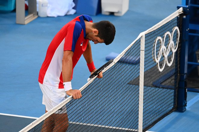 Novak Đoković (na fotografiji) med obračunom za bronasto odličje v Tokiu. FOTO: Vincenzo Pinto/AFP