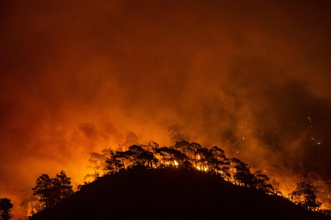 V Turčiji so že prejšnji teden potrdili tri smrtne žrtve in vsaj sto poškodovanih. Na fotografiji včerajšnji gozdni požar v letoviškem mestu Marmaris v provinci Mugla. FOTO: Yasin Akgul/AFP