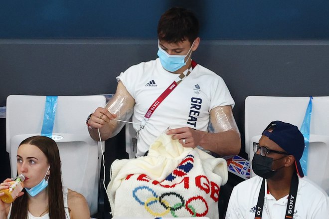 Izpod njegovih rok v Tokiu je nastal pasji puloverček, da se njegova zlata medalja ne bi opraskala, pa je zanjo spletel še mošnjiček.<br />
FOTO: Antonio Bronic/Reuters