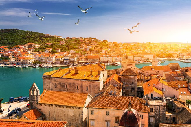 Trogir: Zgorela je ena hiša, zaradi dima pa so imela težave tudi letala, ki so pristajala na splitskem letališču. FOTO: DaLiu/Shutterstock