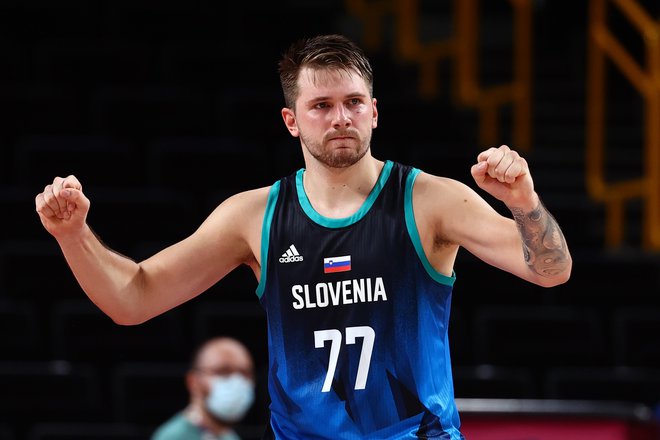 Luka Dončić (na fotografiji) proslavlja po zmagi nad Španijo na zadnji tekmi skupinskega dela košarkarskega turnirja OI. FOTO: Sergio Perez/Reuters