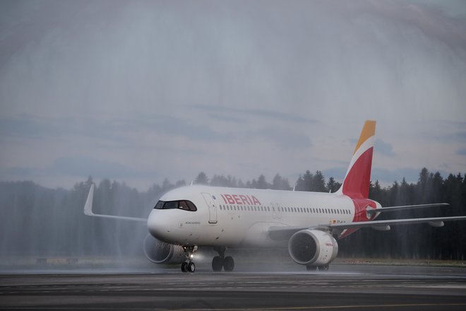 Proti večeru je na letališču Jožeta Pučnika pristalo letalo španskega prevoznika Iberia, ki je v Ljubljano pripeljalo prve potnike iz Madrida. FOTO: Uroš Hočevar/Kolektiff