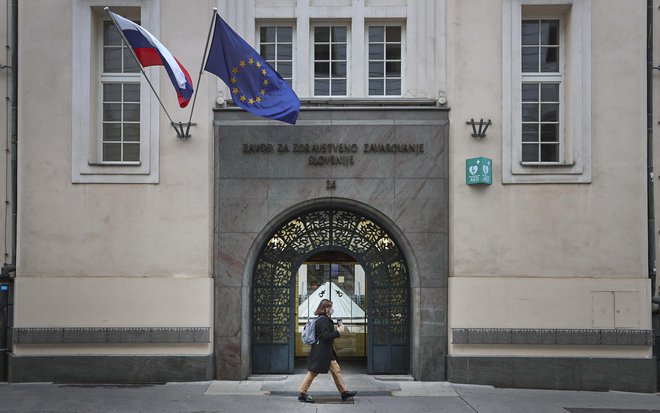 Po oceni Lučke Böhm kar 97 odstotkov vseh odločitev o denarju v zdravstvu sprejme vlada. FOTO: Jože Suhadolnik/Delo