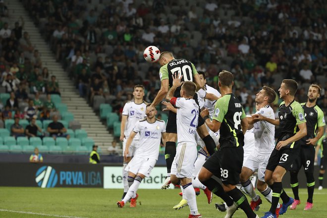 Antonio Delamea Mlinar je prikazal odlično predstavo in takole dvakrat z glavo meril natančno v mrežo Mariborčanov. FOTO: Leon Vidic/Delo