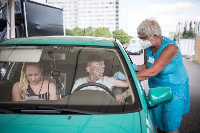 Proti covidu-19 med drugim cepijo na parkirišču Ikee v Berlinu.<br />
<br />
FOTO: Stefanie Loos/AFP