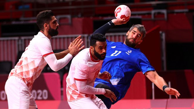 Luka Karabatić (z žogo) med četrtfinalnim obračunom v dvorani nacionalnega štadiona Yoyogi. FOTO: Siphiwe Sibeko/Reuters