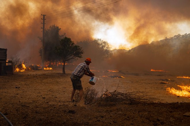 Na jugu Evrope še naprej divjajo požari, o teh poroča vse več balkanskih držav. FOTO: Yasin Akgul/AFP