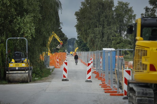 Obnova ceste skozi Črno vas bo trajala dve leti. FOTO: Jože Suhadolnik/Delo